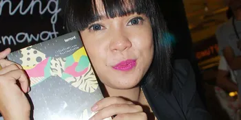 Fitri Tropica Rilis Buku 'Kening'