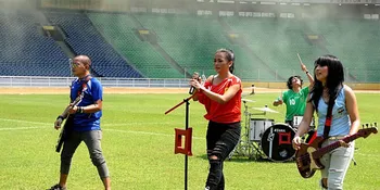 Kotak Rasakan Panas di Tengah Stadion