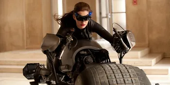 Foto Catwoman Anne Hathaway Mulai Beredar