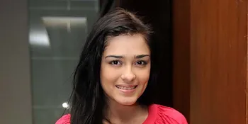 Demi Karir, Yasmine Wildblood Bagi Waktu