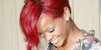 Rihanna Jadi Duta Produk Air Kelapa