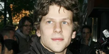 Jesse Eisenberg Lebih Suka Karpet Hitam