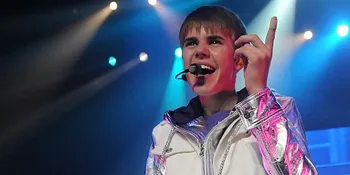 Justin Bieber Raih Penghargaan Do Something Awards