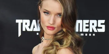 Wow, Bibir Rosie Huntington-Whiteley Bisa Ganti Warna!