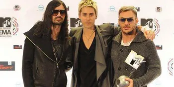 Panggung Roboh, 30 Seconds To Mars Batal Tampil