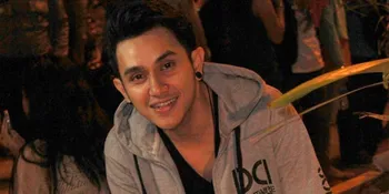 Vicky Nitinegoro: Pacar Gue di Dompet