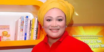 Dewi Hughes Ketemu Suami di Tengah Jalan