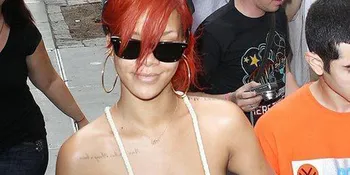 Wow, Rihanna Butuh 10 Ruang Ganti Sekaligus!