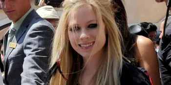 Rancangan Avril Lavigne Ikutan 'Nampang' di Fashion Week