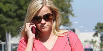 Reese Witherspoon Ditabrak Mobil!