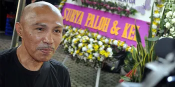 Kenakan Jas Hitam, Jenazah Utha Disemayamkan