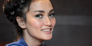 Atiqah Hasiholan Kecanduan Smartphone