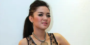 Vicky Shu Desain Kostum dan Sepatu Sendiri