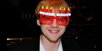 Rupert Grint Rayakan Ultah Bak Hugh Hefner