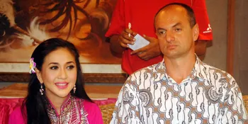 Paramitha Rusady Pamer Kemesraan Bareng Suami