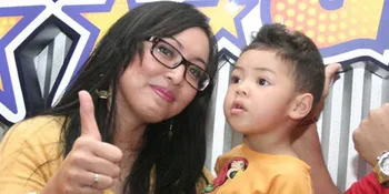 Angie Sedih Saat Keanu Minta ke Makam Ayahnya