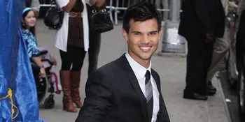 Taylor Lautner Anti Menyanyi dan Menari