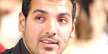 Nyata! John Abraham Angkat Sepeda Motor 115 Kg!