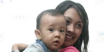 Melanie Putria Urus Anak Secara Otodidak