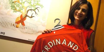 Wanda Hamidah Beli Kaos Rio Ferdinand Rp 5 Juta