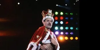 Freddie Mercury Terima Asian Award