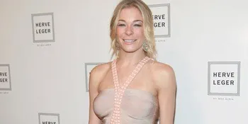 Pagar Rumah Le Ann Rimes Diseruduk Mobil