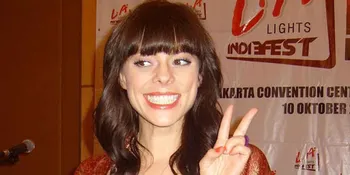 Konser di Indonesia, Lenka Tampil Full Band