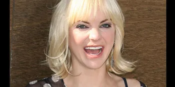 Wah! Anna Faris Pernah Dapat Kado Senapan!