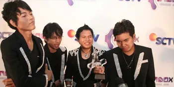 Konser di Hongkong, Wali Cuma Makan Sayur Asem