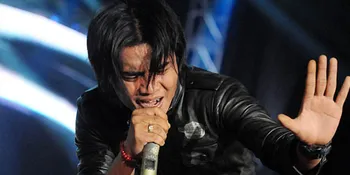 Hengkang Dari ST12, Charly Gandeng Syahrini