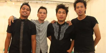 Band Armada Tertahan di Bus