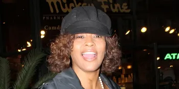 Whitney Houston Hampir Didepak Dari Pesawat