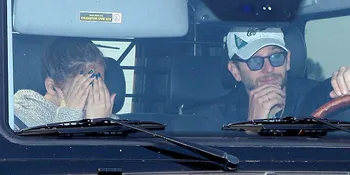 Kepergok Bareng Bradley Cooper, JLo Malu-Malu