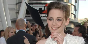 Tangan Kristen Stewart Disemen
