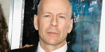 Bruce Willis Beri Pelajaran Pada Ashton Kutcher?