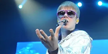 Justin Bieber Sumbang Sepatu Untuk Amal