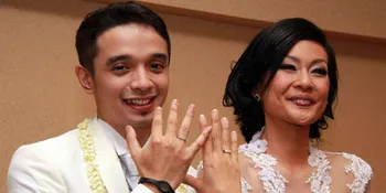 Grogi, Onci Ungu Salah Pasang Cincin Pernikahan