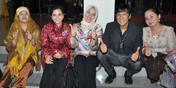 Diwisuda, Marissa Haque Sibuk Diajak Foto Bareng