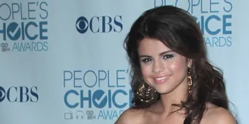 Selena Gomez Selalu Minum Minyak Sebelum Naik Panggung