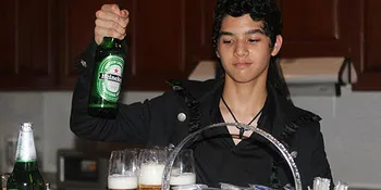 Heboh! Foto Al Lucky Laki Merokok Plus Minum Bir