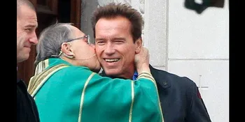 Ups! Arnold Schwarzenegger Dicium Pendeta!