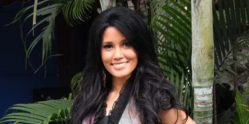 Titi Sjuman, Antara Drum dan Nyanyi