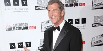 Mel Gibson Ketahuan Cium Cewek