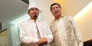 Romantis, Ustad Solmed Pakai Baju Pengantin Pink