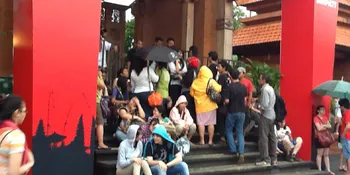 Hujan, Penonton Konser Jason Mraz Buru Jas Hujan