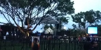 Penonton Jason Mraz Disambut Suasana Romantis!