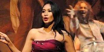 Happy Salma Jadi Dewi Mabuk