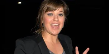Kecelakaan, Tangan Kelly Clarkson Terbakar!