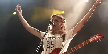 Janda Kurt Cobain Topless Saat Konser!