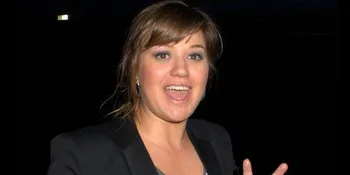 Kelly Clarkson Ajak Fans Tampil di Video Klipnya!